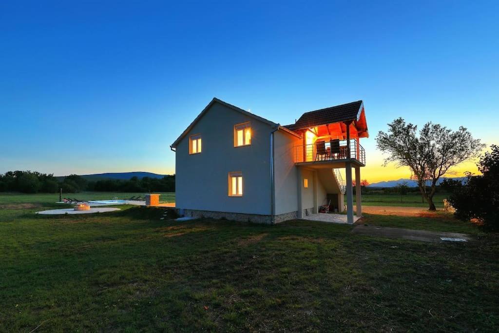 Holiday House Aurora Borealis Ervenik Exterior photo