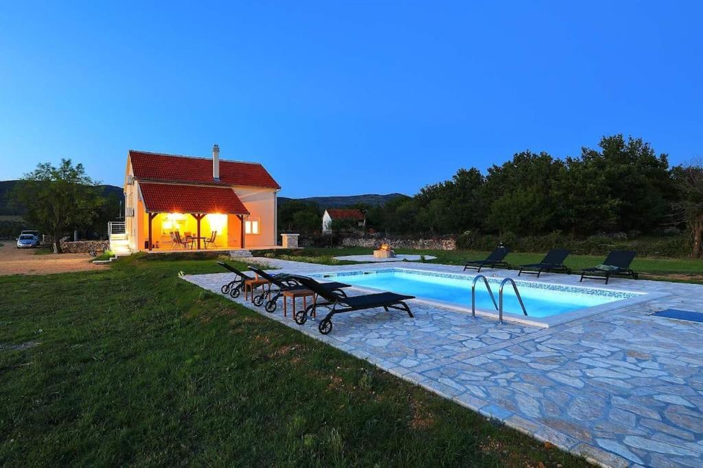 Holiday House Aurora Borealis Ervenik Exterior photo